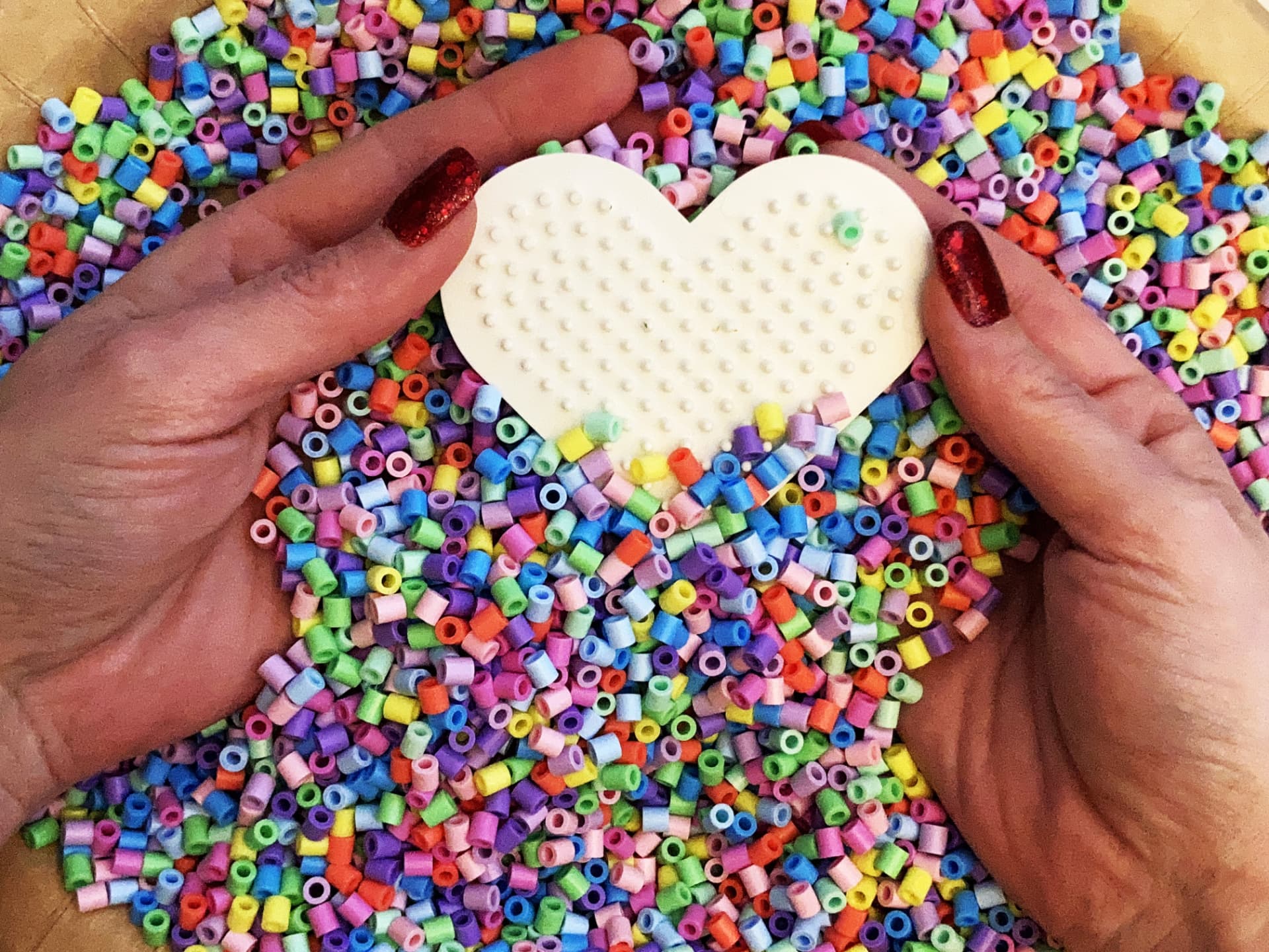 Perler i mange farver med hjerteplade